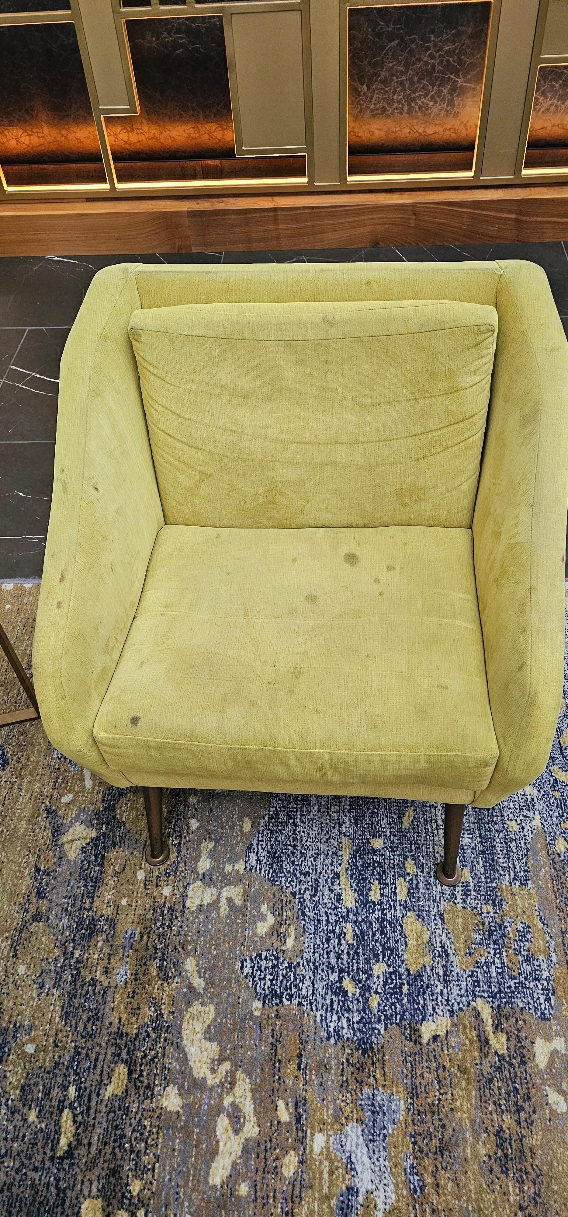 Chair in the lobby is filthy. Crumbs everywhere. I wish that I had taken more photos. 