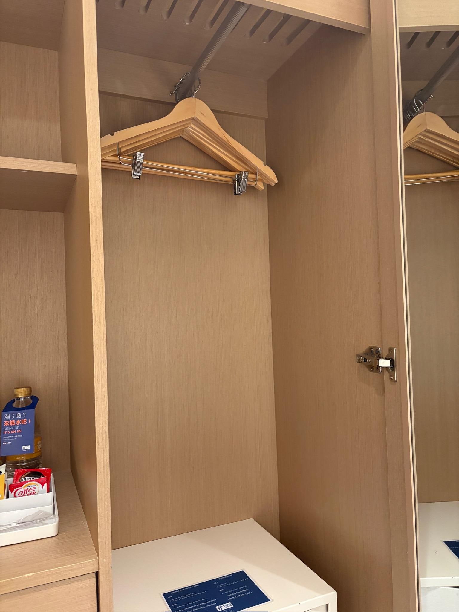 クローゼットは小さめ。金庫あり