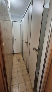 Chuveiros femininos. Muito apertado e molhava tudo.