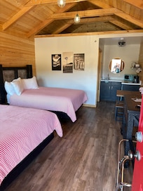 2 queen beds with comfortable mattress and linens.