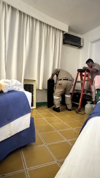 Una hora para reparar el aire en lugar de cambiarnos de habitación