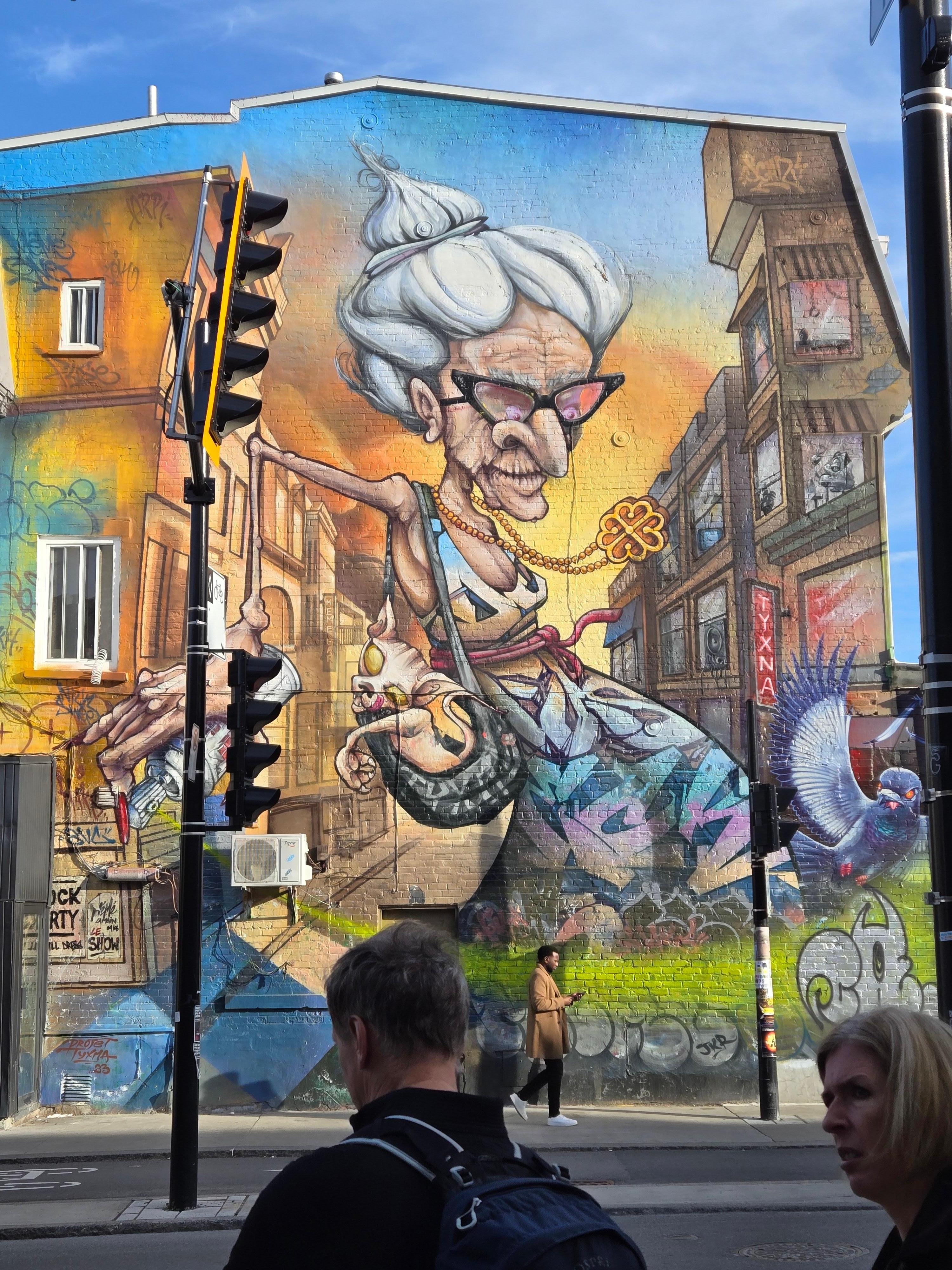 Graffiti Granny, Blvd Saint-Laurent 