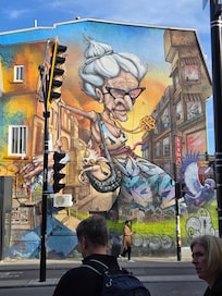 Graffiti Granny, Blvd Saint-Laurent