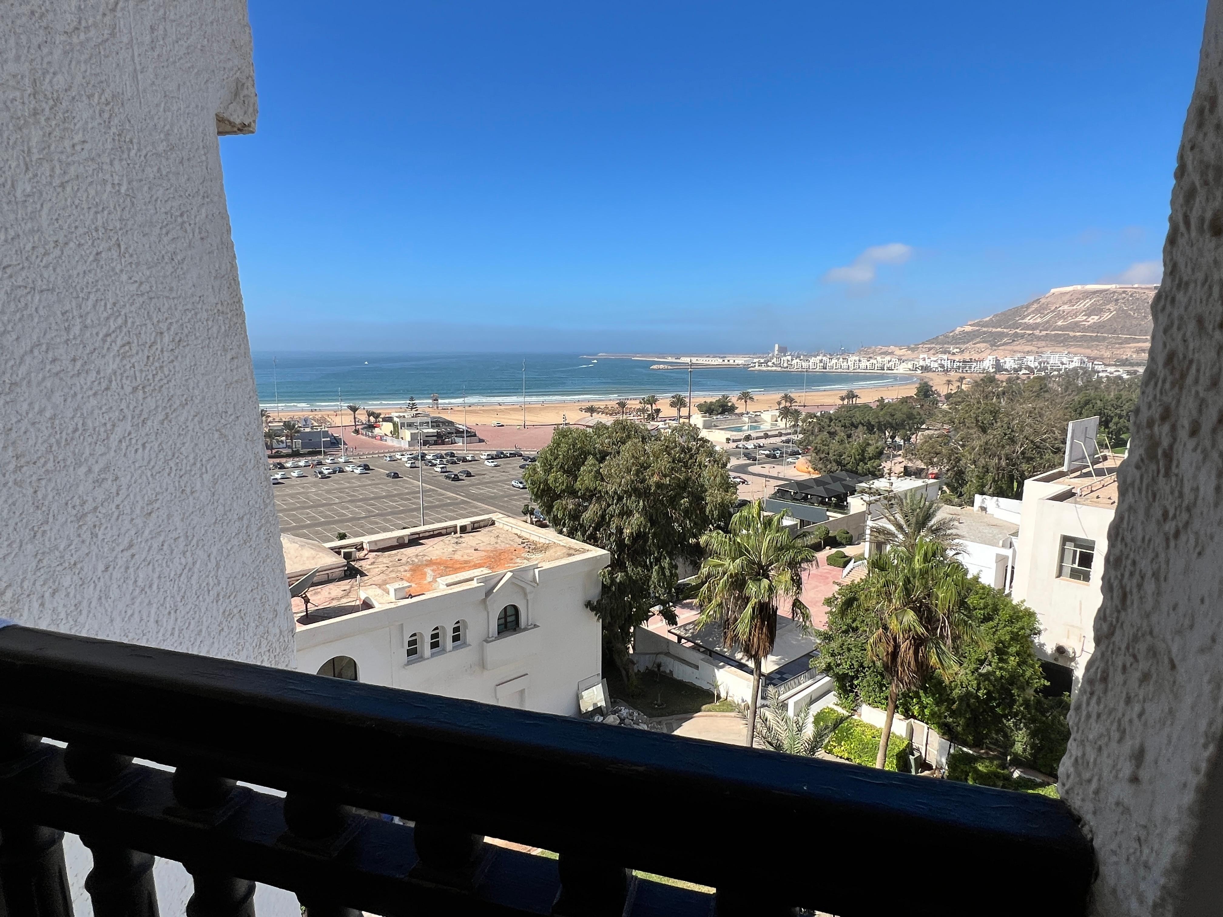 Mye lyd fra havutsikten med biler / motorsykler og en by som aldri sover