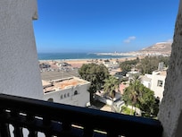 Mye lyd fra havutsikten med biler / motorsykler og en by som aldri sover