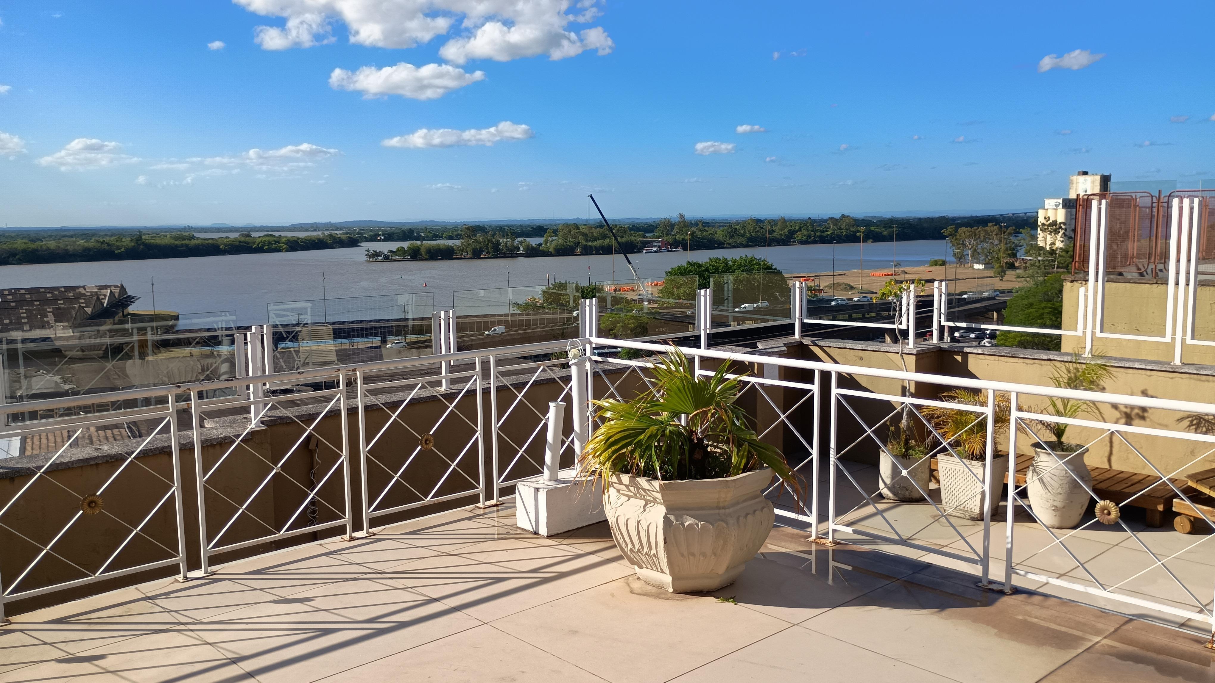 Vista Guaíba do alto do prédio do hotel 