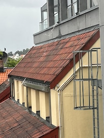 Utsikt fra rommet. Vannet renner uten å havne i takrenne!