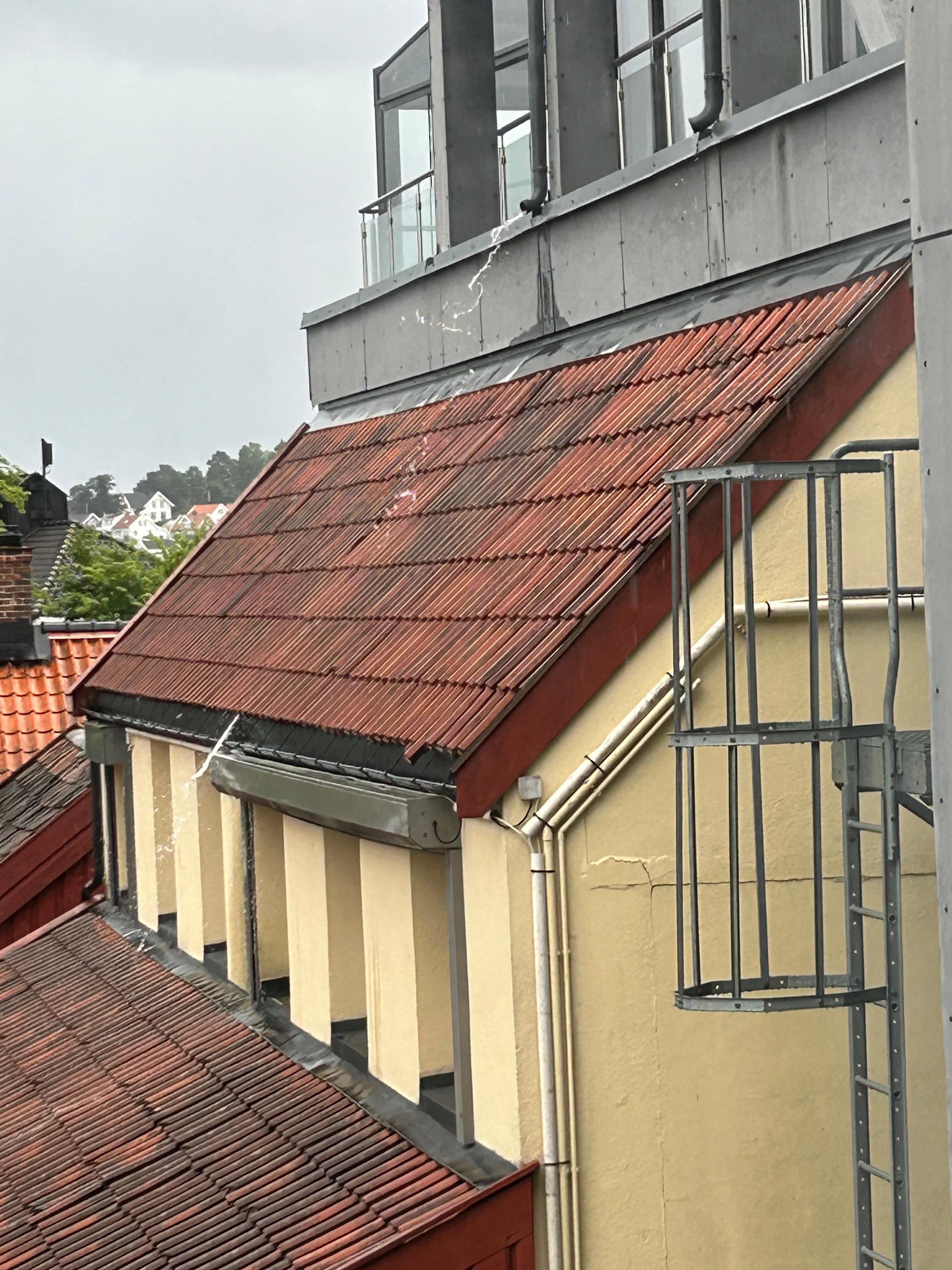 Utsikt fra rommet. Vannet renner uten å havne i takrenne!