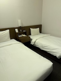 ギリギリスーツケース2個広げれます。出窓のスペースがあり地味に便利でした。