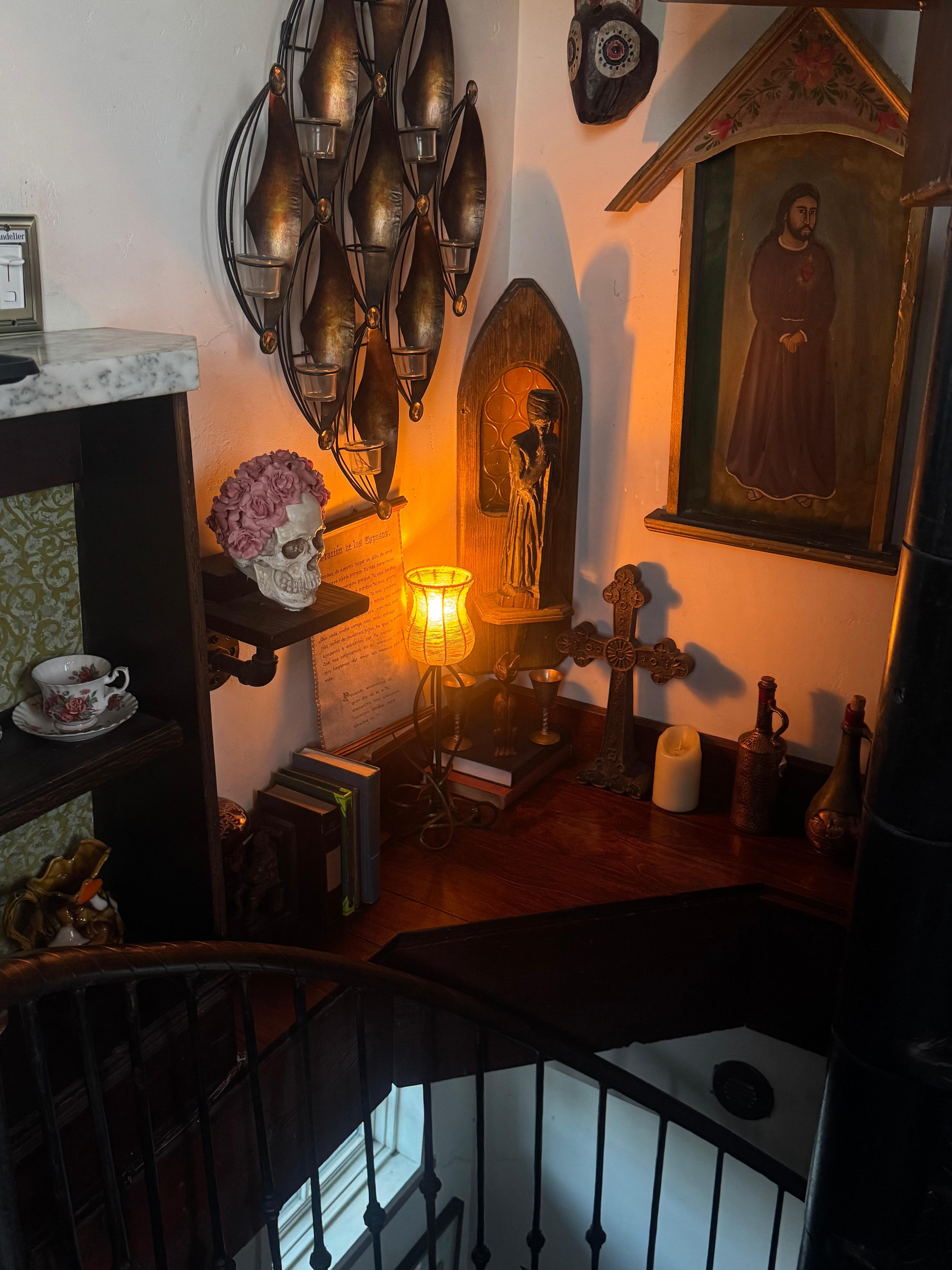 Beautiful decor; constantly felt like my eyes were searching for the next interesting thing to look at. 