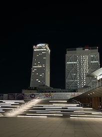 El hotel desde la estación de metro Sant. Denis Playel