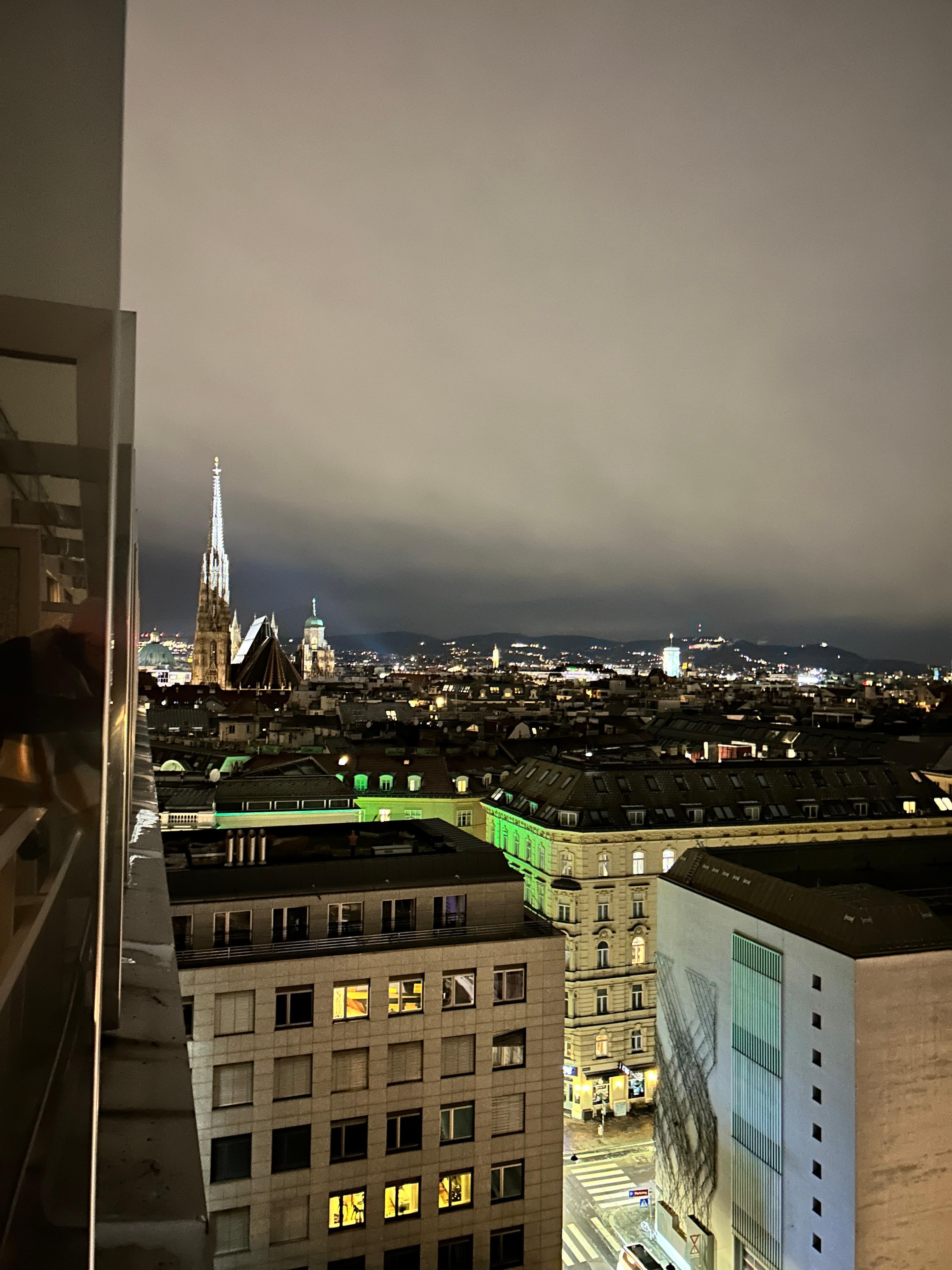 Näkymä huoneen parvekkeelta illalla.