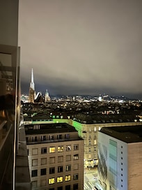 Näkymä huoneen parvekkeelta illalla.