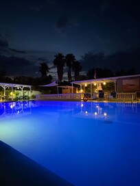 Piscina by night
