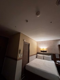 iPhoneで明るく写ってますが実際はベッド足元の上の電気がつかないためかなり薄暗かったです。