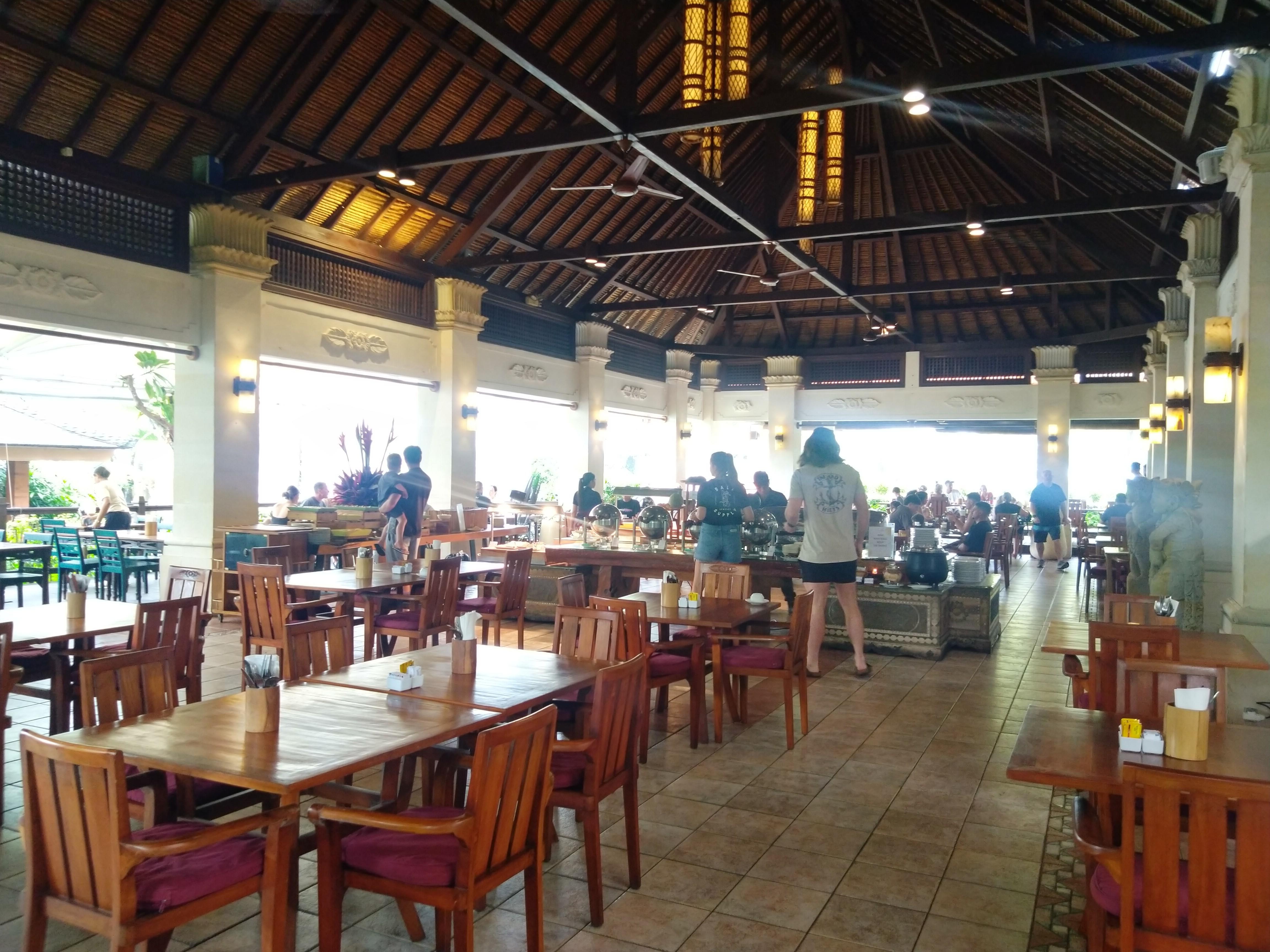 Breakfast buffet/restaurant area
