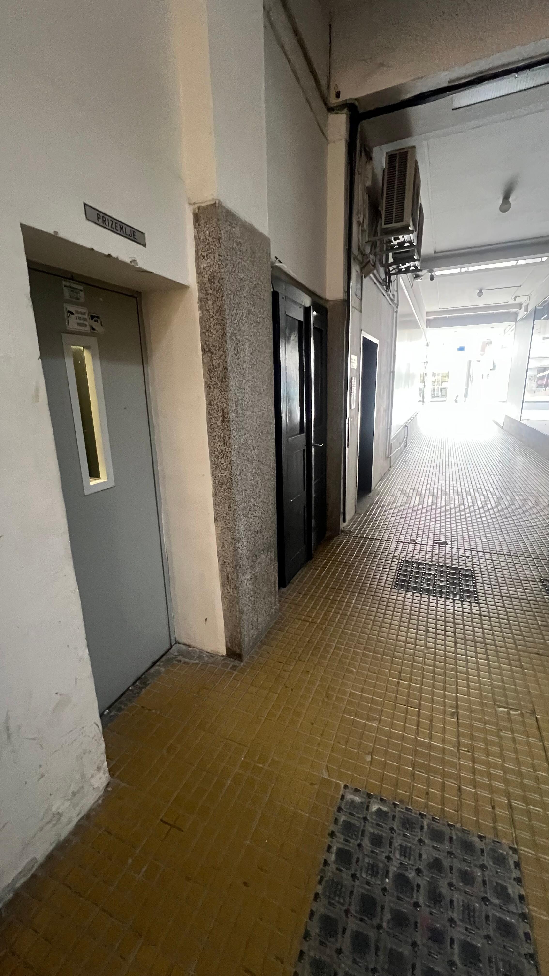Essa é a porta do elevador que dá acesso aos apartamentos.