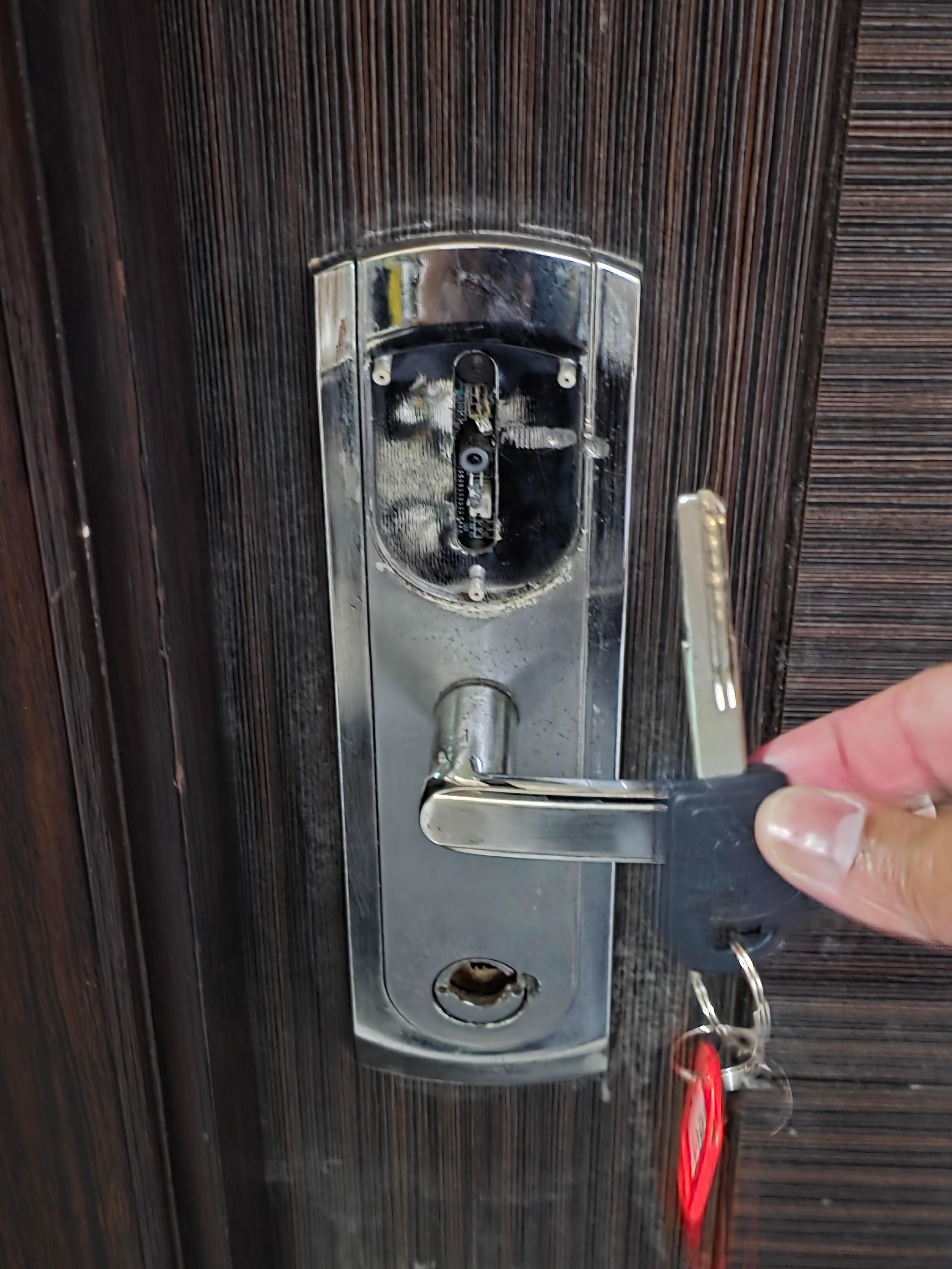 Broken key pad. Took almost 39 mins to get checked in. Reception gave me a key, then I went down and told him it didnt work. After coming up and realizing the door was broken hel left again and returned with a key to use. Definitely a first!