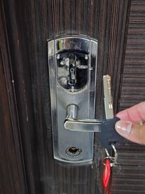 Broken key pad. Took almost 39 mins to get checked in. Reception gave me a key, then I went down and told him it didnt work. After coming up and realizing the door was broken hel left again and returned with a key to use. Definitely a first!