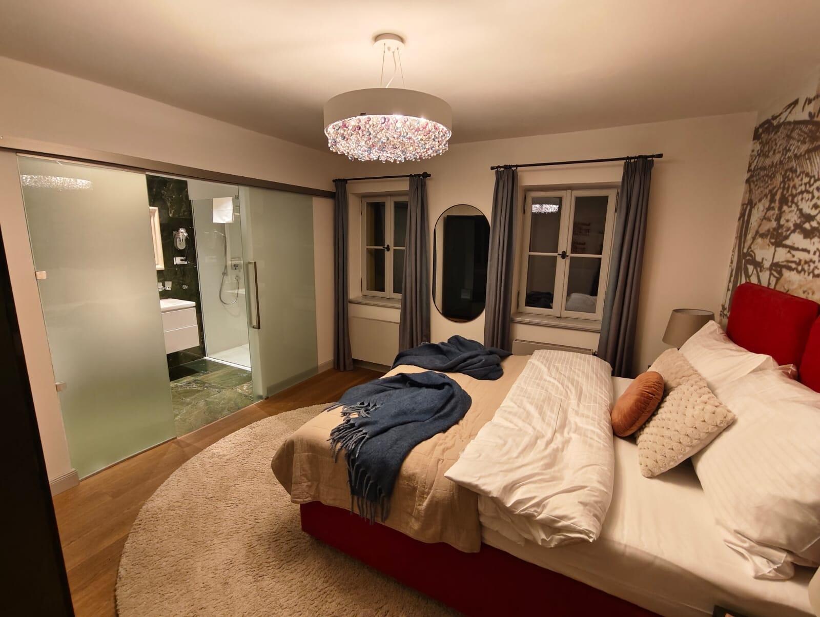 Main en-suite bedroom