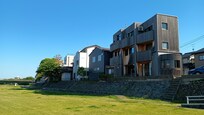 犀川のほとりで当日は天候も良くのどかだった。