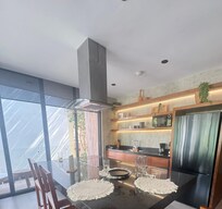 El área de la cocina está completa, y es ta muy cómodo y organizado