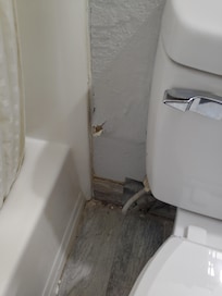 Age decay around toilet walls