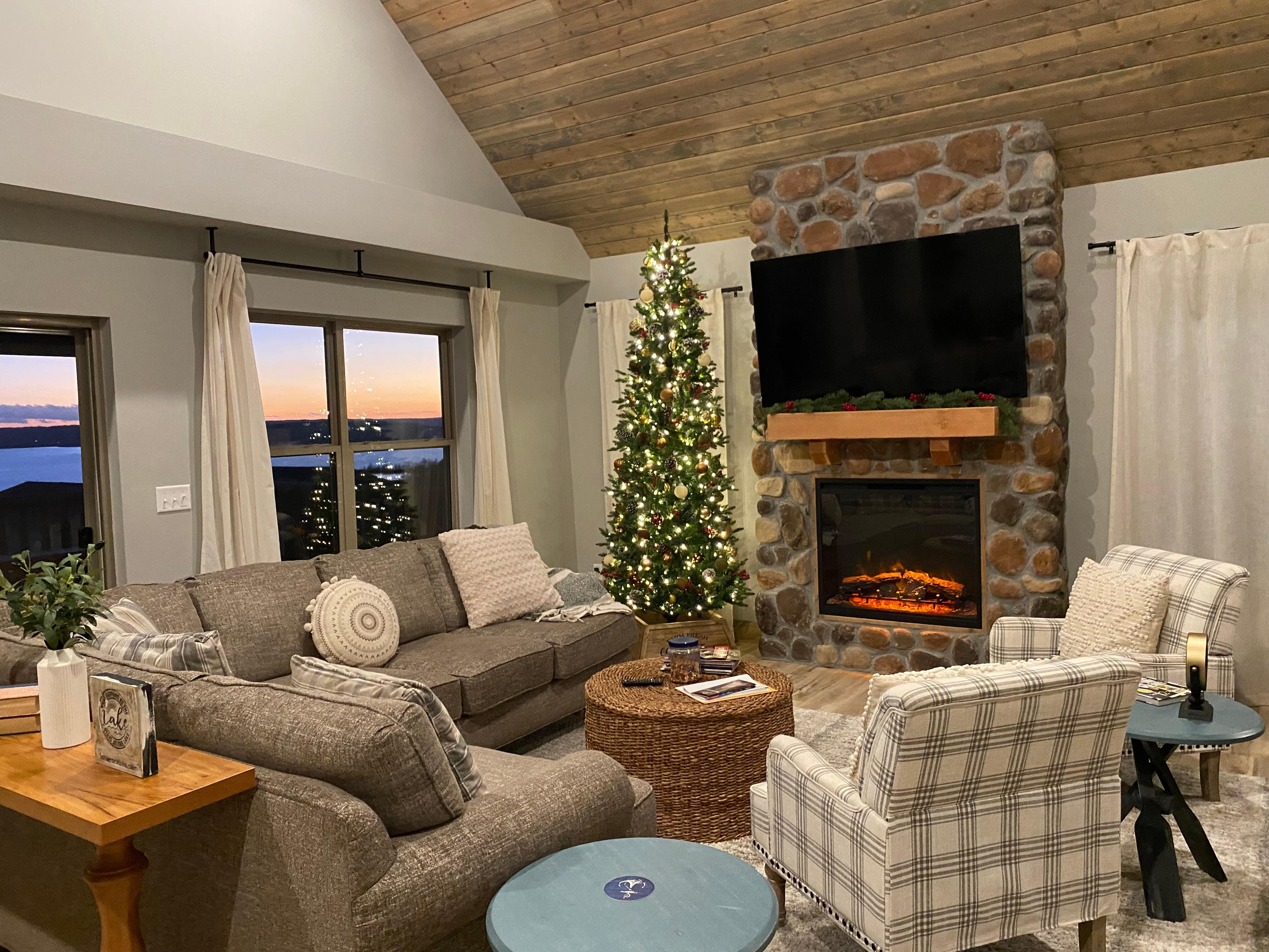 Spectacular windows with lake views and cozy space