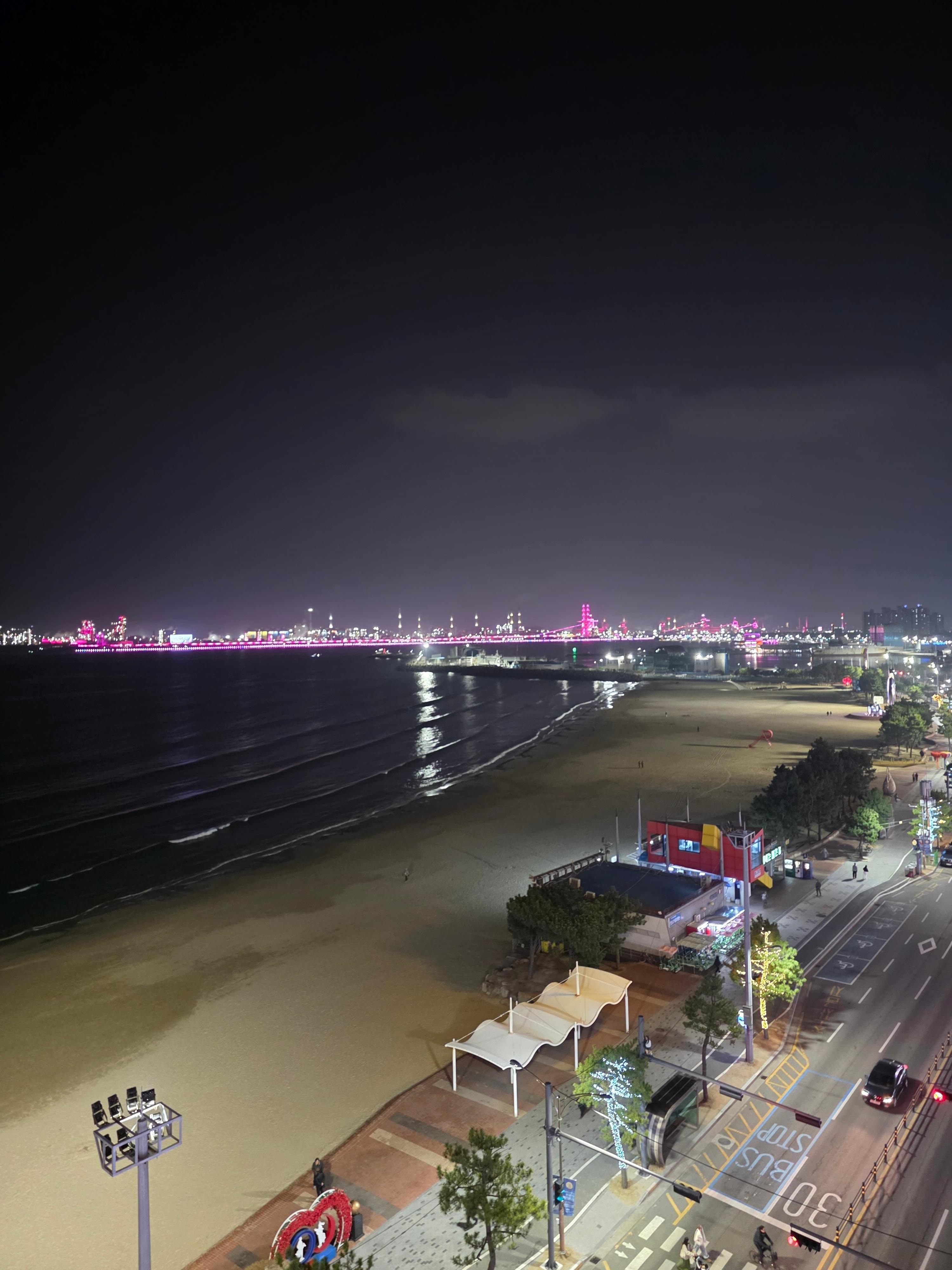 호텔뷰 숙소에서 바라본 포항 포스코 야경