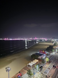 호텔뷰 숙소에서 바라본 포항 포스코 야경
