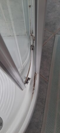 Kaputte dreckige Dusche