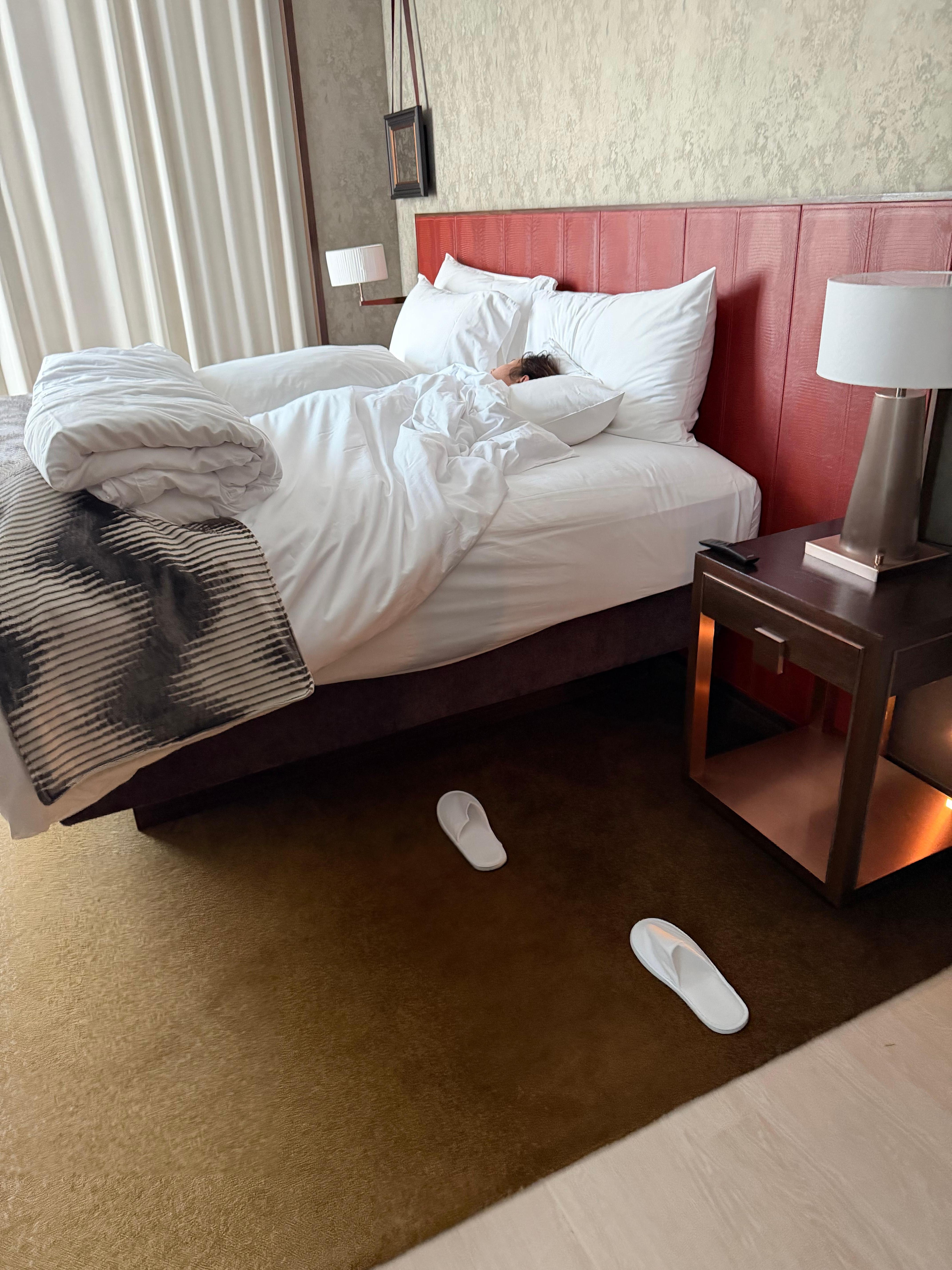 Elite-level comfort -The oversized bed and premium linens made for some of the best sleep I’ve had while traveling — quiet, comfortable, and truly restorative.