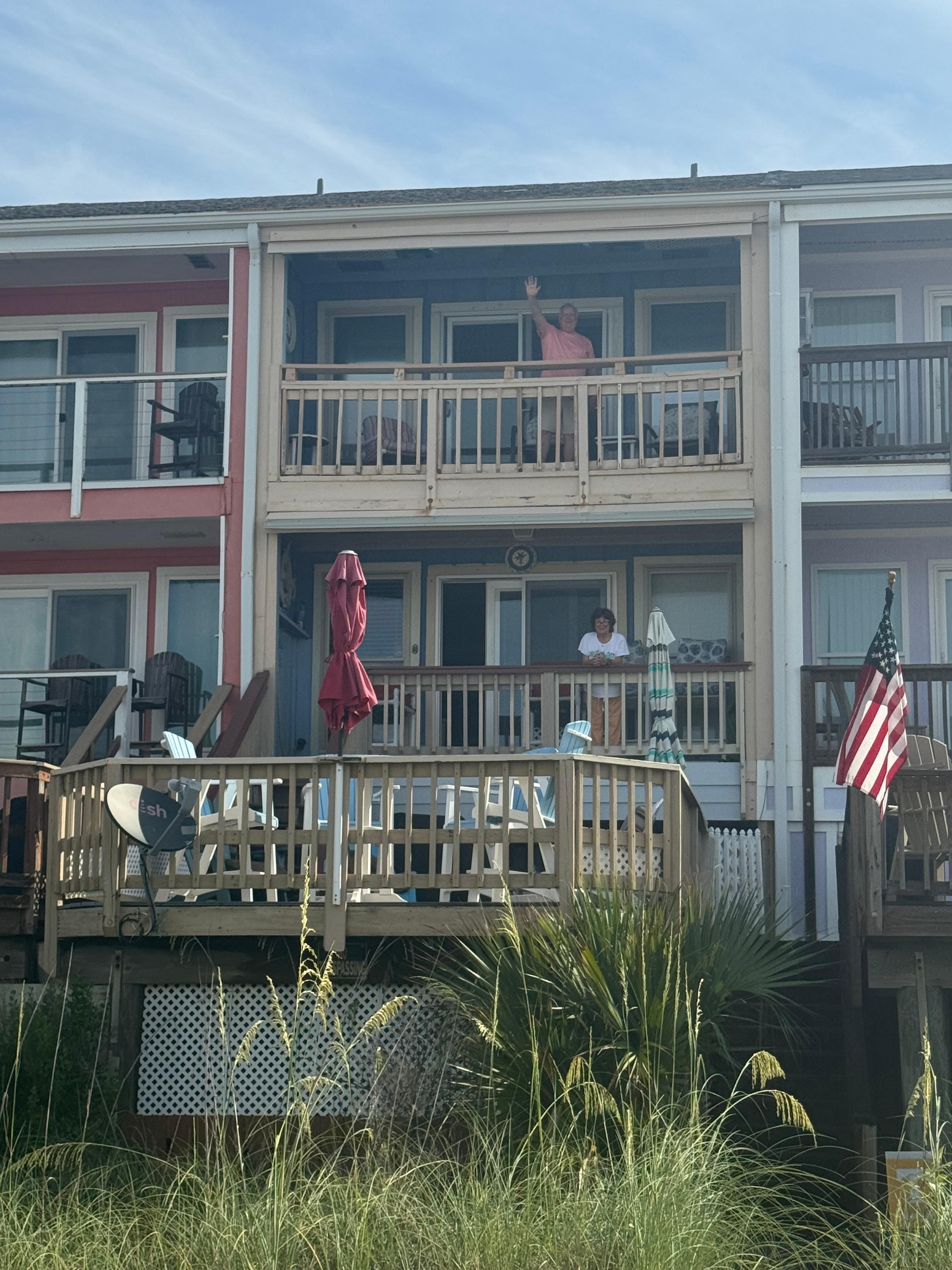 Love those 3 decks & views