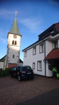 Lage direkt neben der Kirche, die hat nicht gestört.