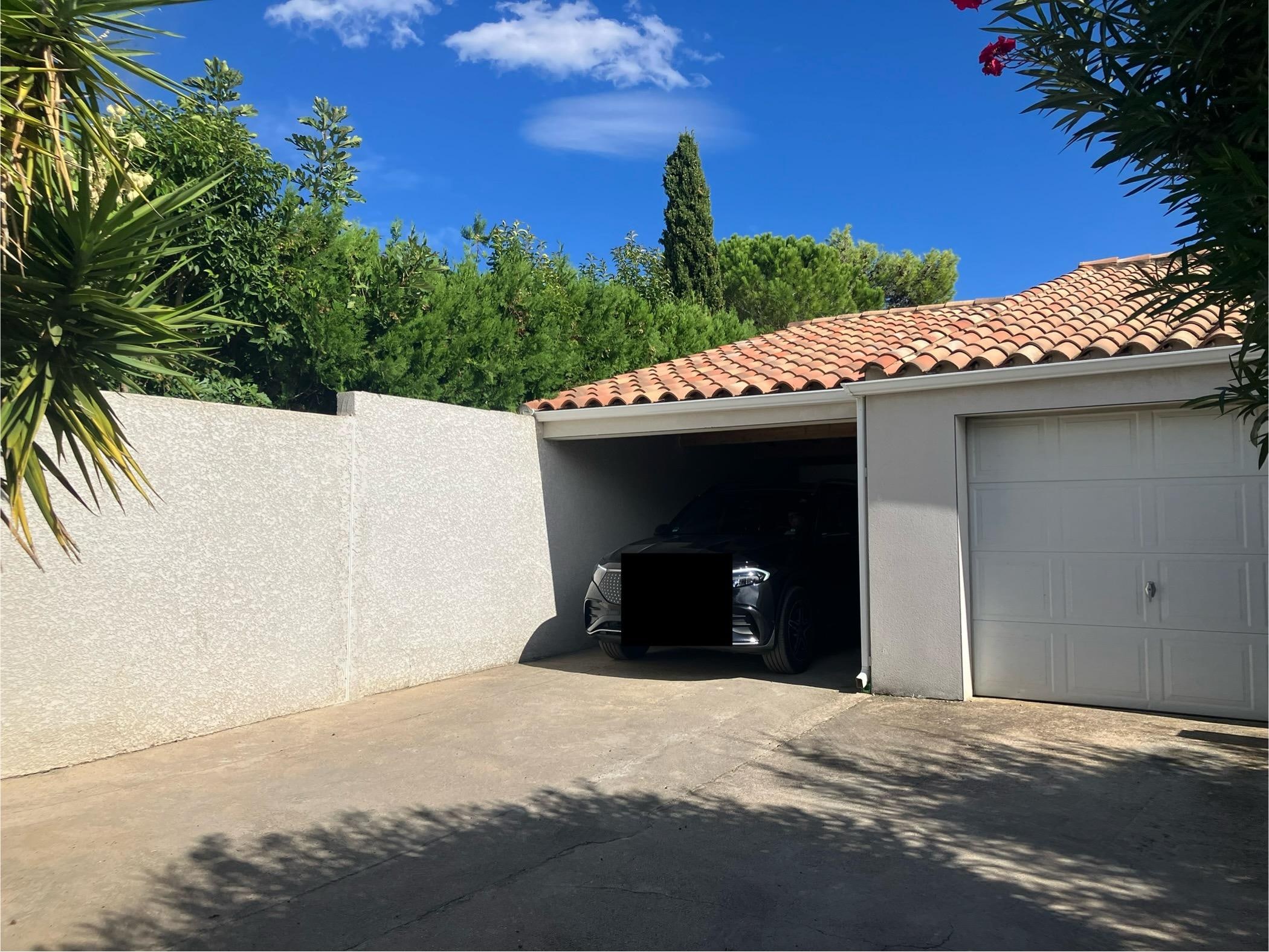 Es gibt eine offene Garage für die Gäste und einen großen Hof.