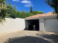 Es gibt eine offene Garage für die Gäste und einen großen Hof.