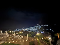 De noche los viernes bailables y trova después.