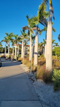 Weg zum Strand mit Unterkunft im Hintergrund.