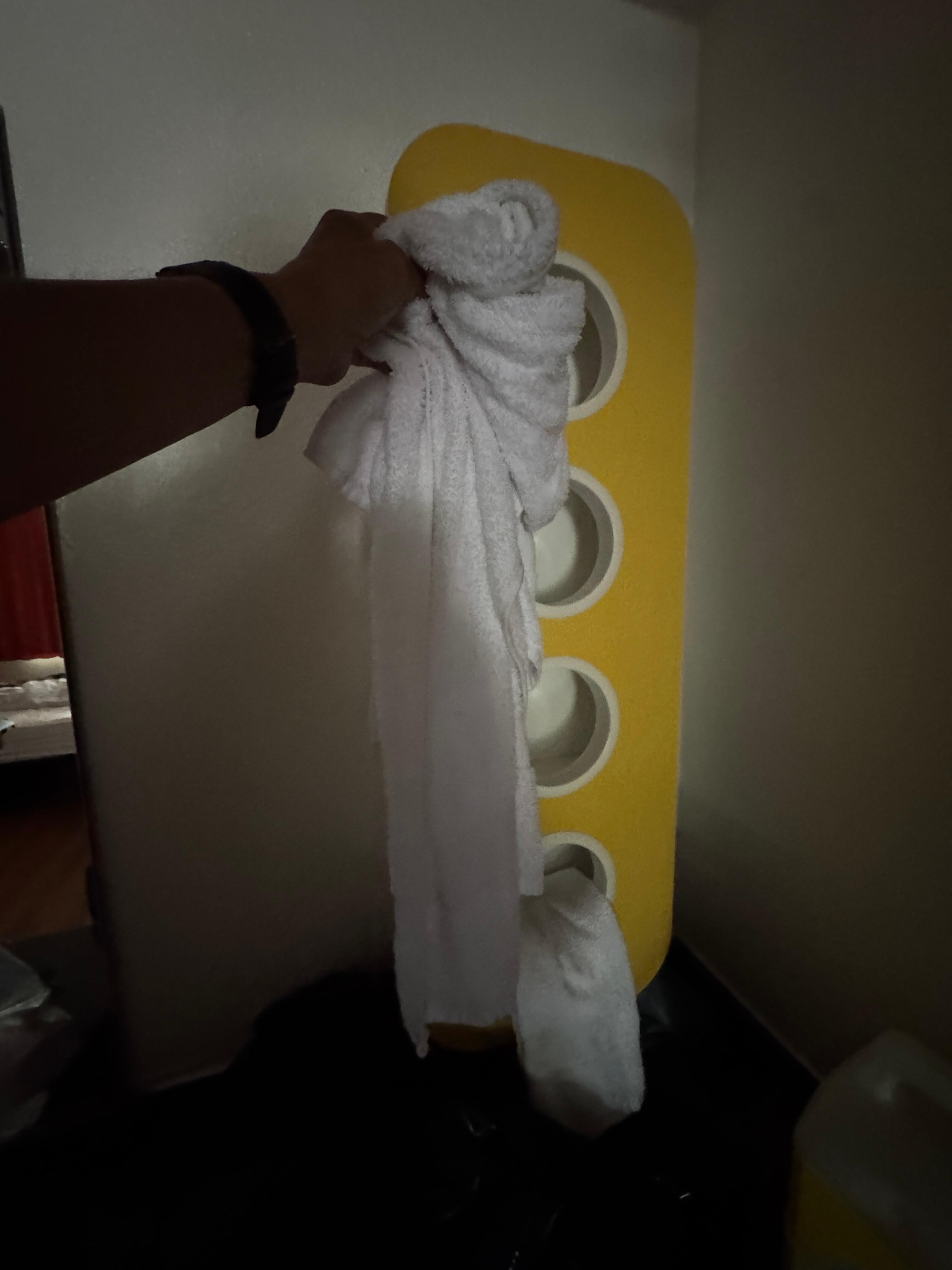 Look here… Only one towel