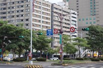周辺の繁華街の様子