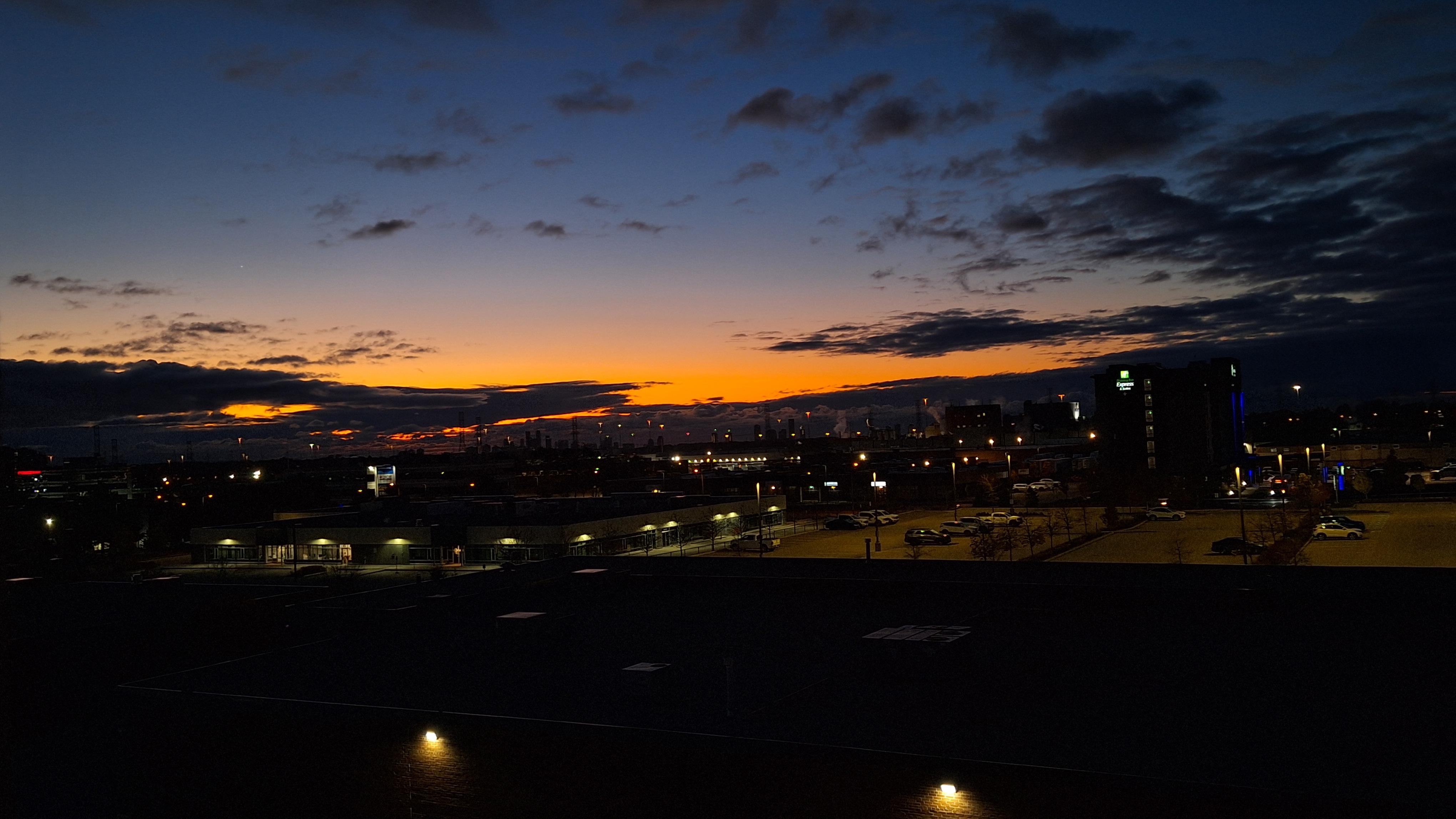 部屋からの朝焼け