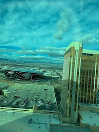 El mejor lugar para quedarse y atender un evento en Allegiant Stadium. Sólo hay que cruzar el freeway…