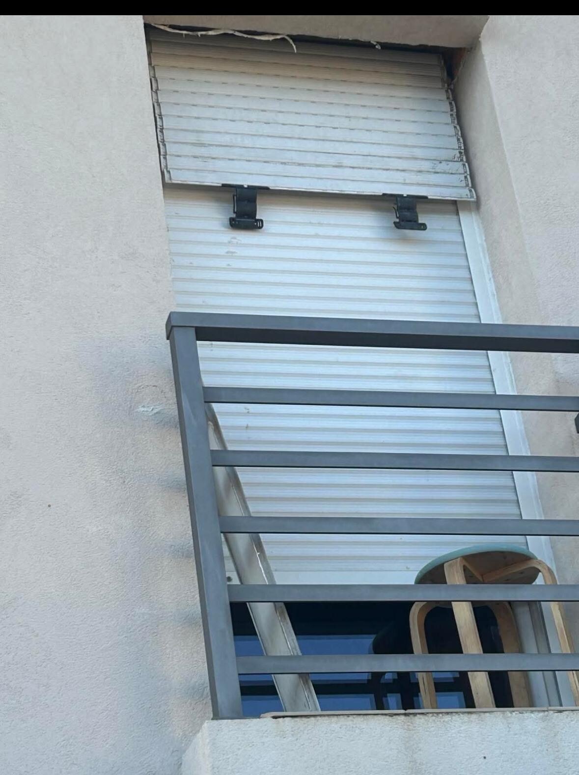 Broken electronic blind 