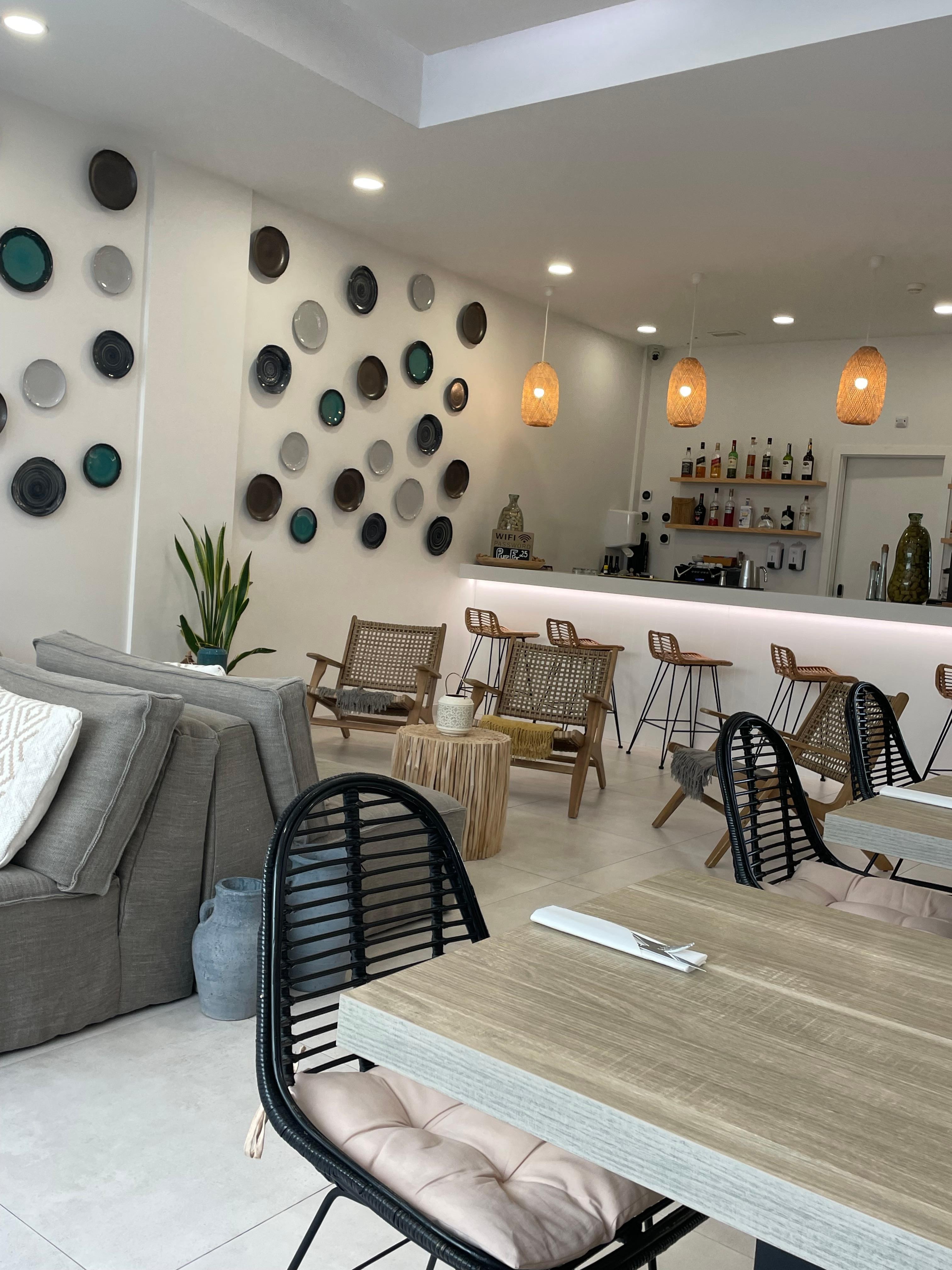 Breakfast room and bar