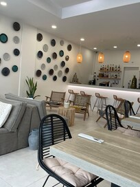 Breakfast room and bar