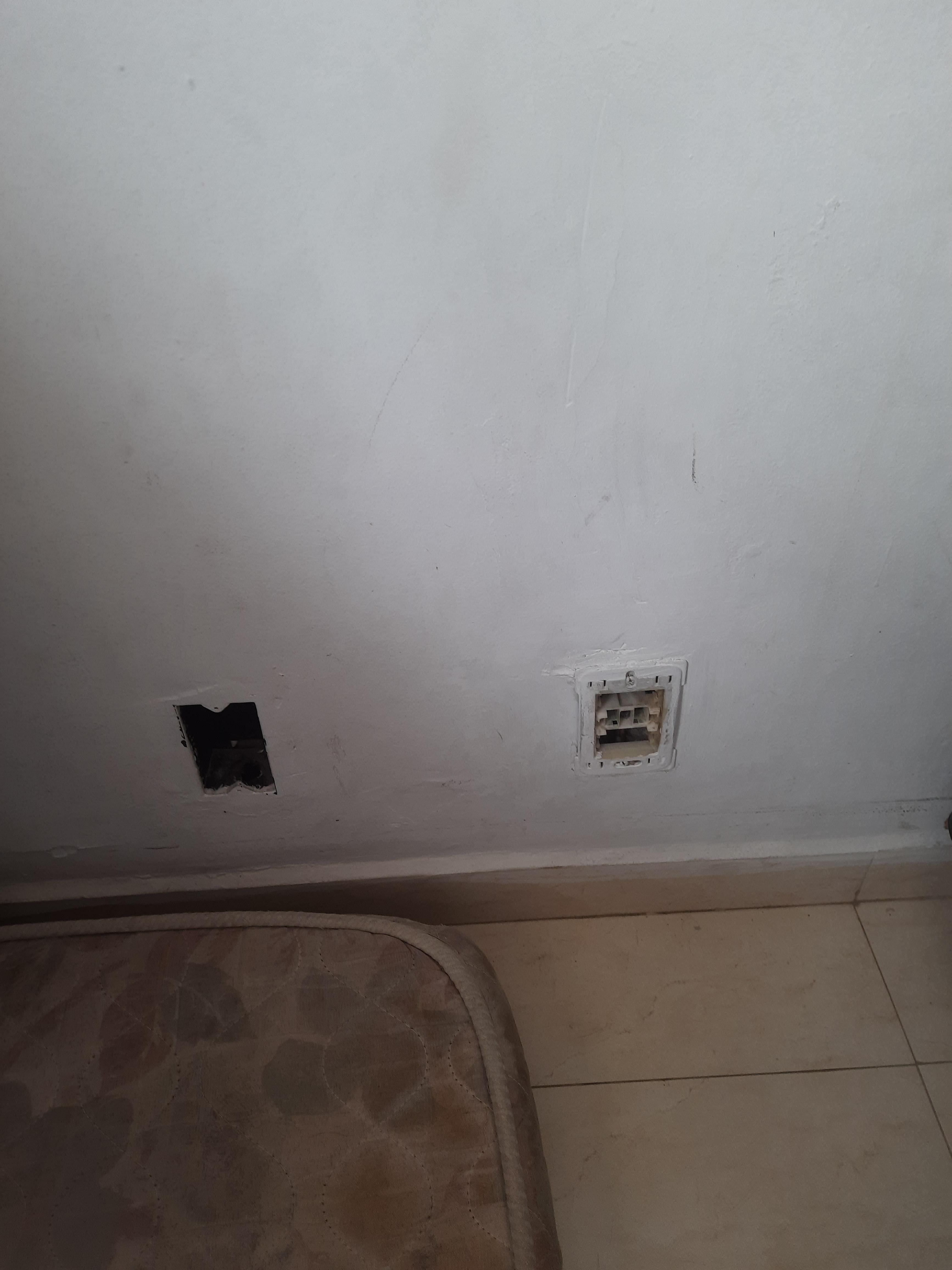 Tomadas expostas colchão no chão 