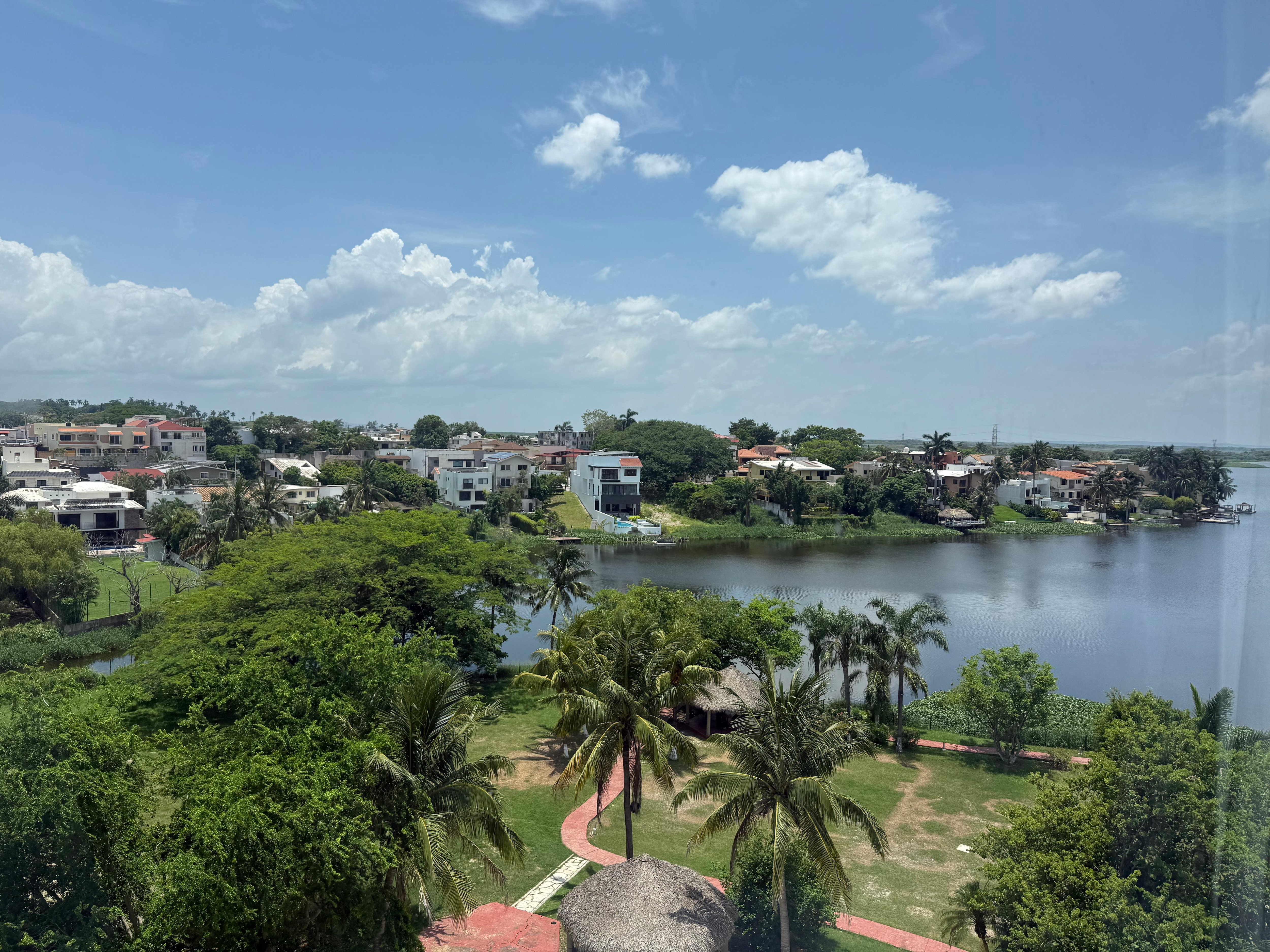 Vista del cuarto hacia la laguna del Chairel…