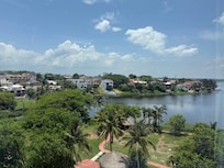 Vista del cuarto hacia la laguna del Chairel…