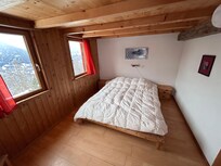 Schlafzimmer mit Doppelbett im 1. OG