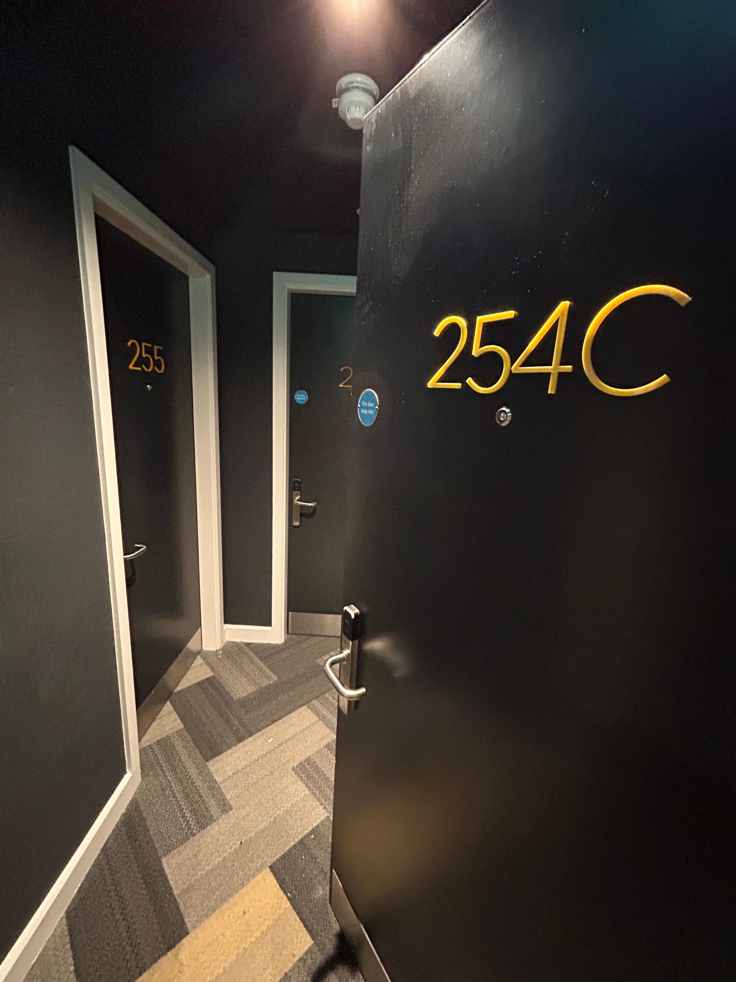 Zimmer war hinter einer Doppeltür versteckt (255)